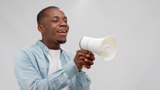 Cheerful African American Man Shouts Megaphone Inviting Customers Black Friday — стоковое видео