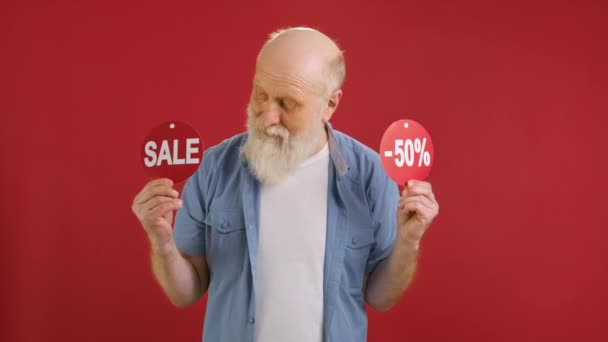 Sale Cheerful Old Man Dancing Joyful Black Friday Sale Holding — Vídeo de Stock