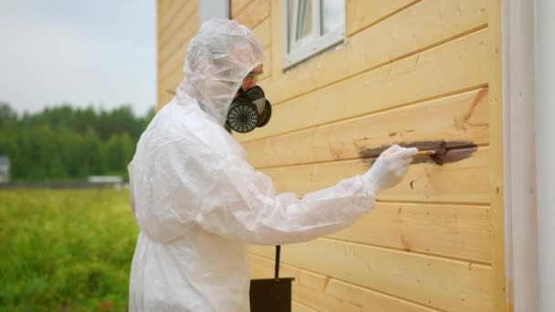 Man Professional Painter Protective Suit Respirator Painting House Wall Using — 비디오
