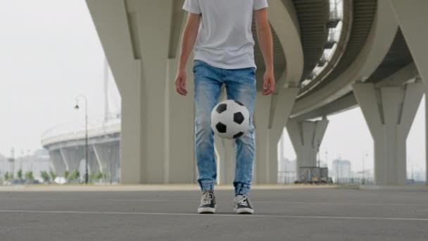 Young Man Wearing White Shirt Blue Jeans Balances Ball Trestle — Vídeo de Stock