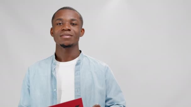 Smiling African American Adult Man Demonstrates Information Black Friday Using — Αρχείο Βίντεο