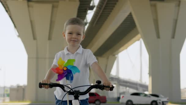 Smiling Blond Preschooler White Shirt Stands Black Bicycle High Overpass — Vídeos de Stock