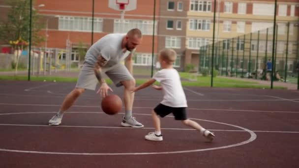 Father Son Playing Together Basketball Court City Summer Day Sports — ストック動画