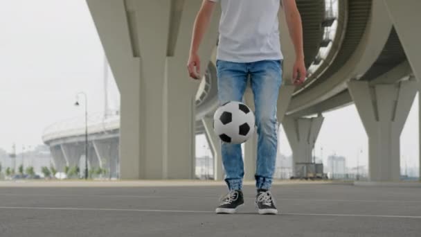Unrecognizable Man Professional Footballer Performing Tricks Ball Freestyle Training Street — стоковое видео