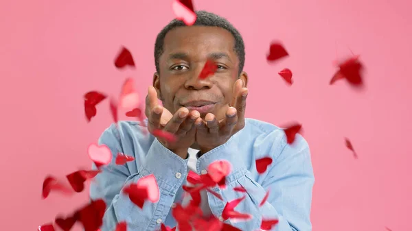 Gelukkig Glimlachend Afro Amerikaans Feliciteert Iedereen Valentijnsdag Moederdag Gooit Confetti Stockfoto