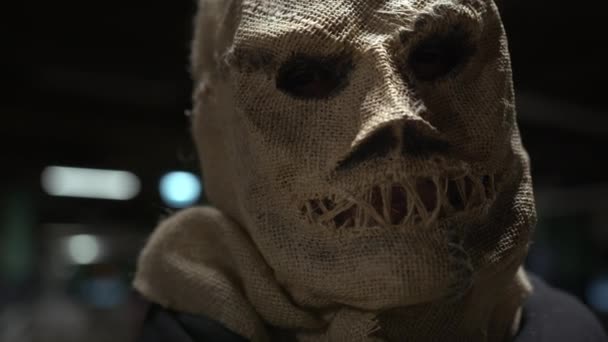 Portrait Man Terrible Mask Scarecrow Dark Robe Shakes His Head — Αρχείο Βίντεο