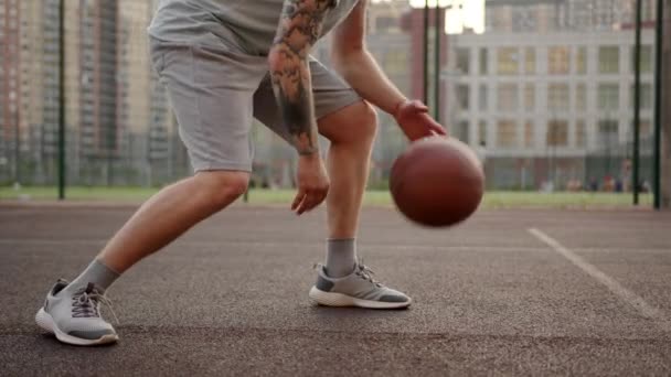 Man Sportswear Shorts Shirt Practicing Exersice Hitting Basketball Ball Training — Stockvideo