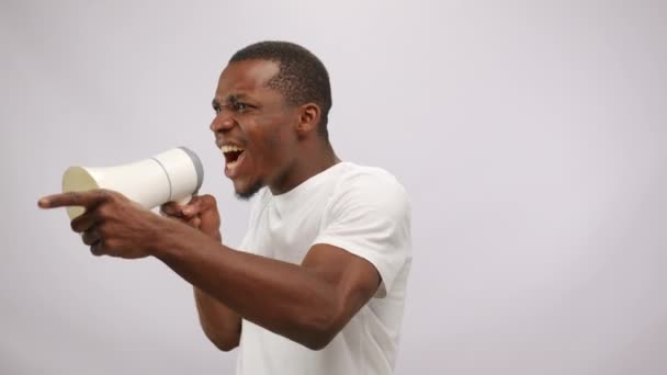 Angry Crazy Irritated African American Man Screaming Loudspeaker Pointing Index — Video Stock