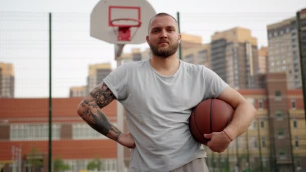 Portrait Young Bearded Man Basketball Player Ball Play Ground Looking — Vídeos de Stock