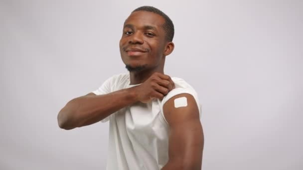 Portrait Smiling African American Man Showing Patch Plaster Shoulder Vaccination — Αρχείο Βίντεο