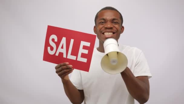 Crazy African American Man White Shirt Screaming Sale Loudspeaker Megaphone — Vídeos de Stock