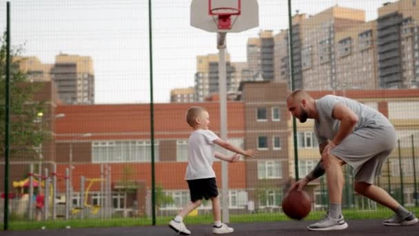 Sports Outdoors Training Family Time Concept Dad Playing Basketball His — Stockvideo