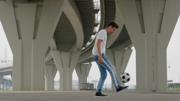 Footballer Training Outdoors Juggling Ball Freestyle Man Soccer Player Practicing — Αρχείο Βίντεο