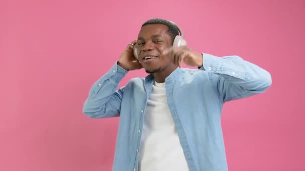 Portrait Happy Smiling African American Man Grey Headphones Listening Music — Stock video