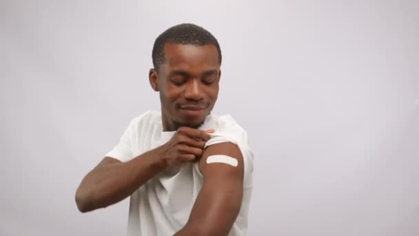 Portrait Smiling Vaccinated African American Man Thumb White Background Looking — Vídeo de Stock