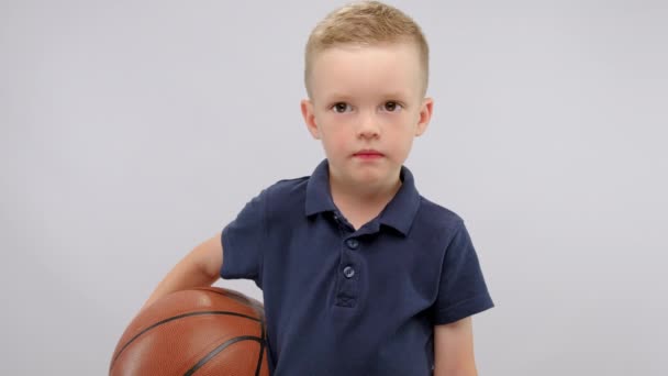 Kid Boy Basketball Ball Hands Showing Thumb Saying Yes Smiling — Vídeos de Stock