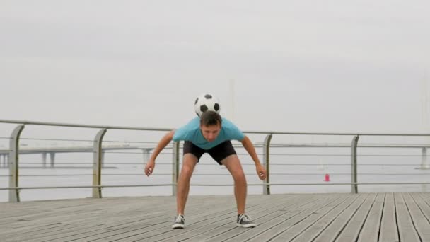 Man Footballer Juggling Football Ball Head Back Waterfront City Soccer — Αρχείο Βίντεο