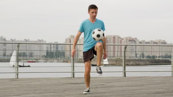 Man Soccer Player Juggling Football Ball His Thighs Waterfront City — Αρχείο Βίντεο
