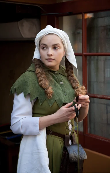 Mädchen im mittelalterlichen Stil auf der Straße von Tallinn — Stockfoto