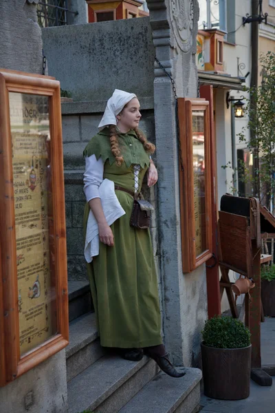 中世纪风格的塔林一条街的女孩 — 图库照片