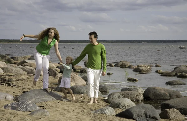 Fammily på stranden — Stockfoto