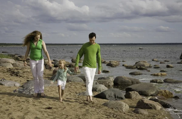 Fammily på stranden — Stockfoto