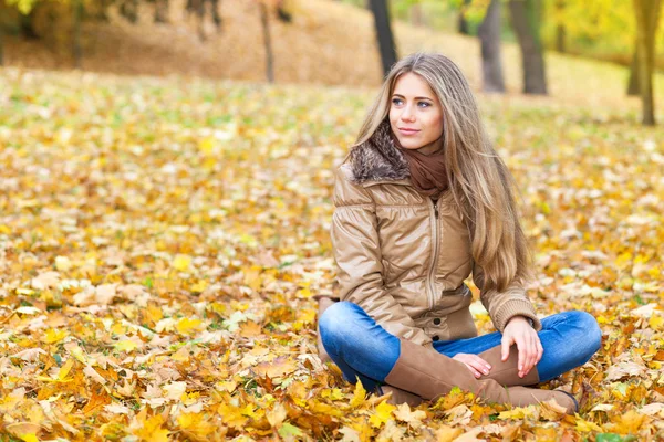 Nette blonde Frau im Herbst — Stockfoto