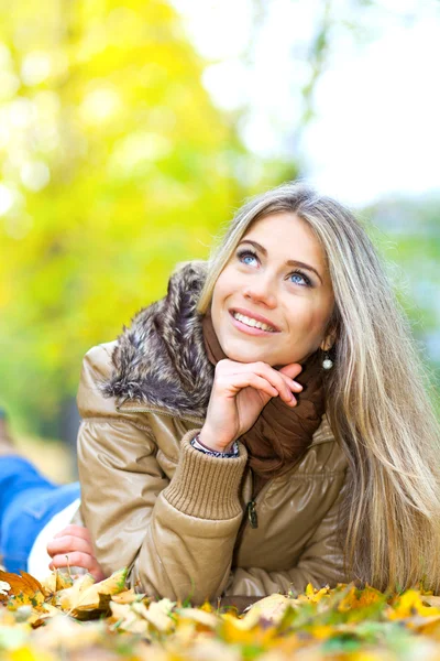 Pretty girl looking up in a park — Stock Photo, Image