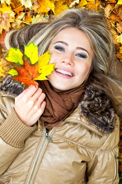 Young beauty in autumn — Stock Photo, Image