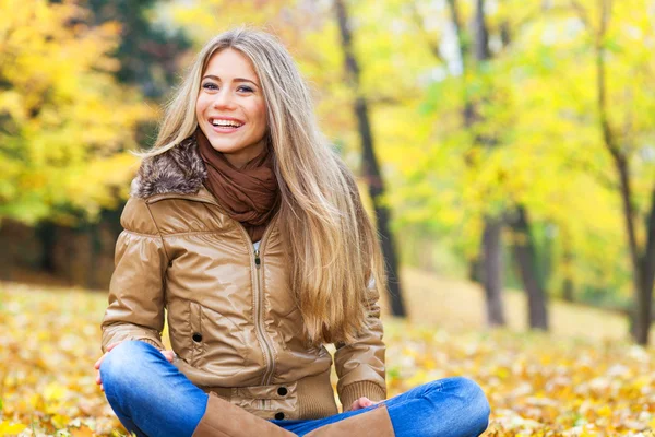 Pretty woman in autumn — Stock Photo, Image