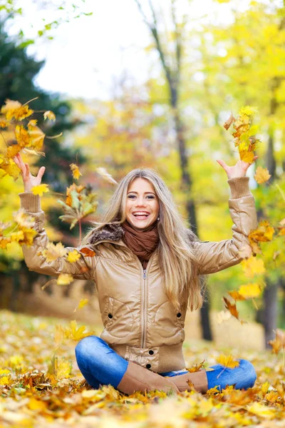 Glückliche Frau im Herbst — Stockfoto