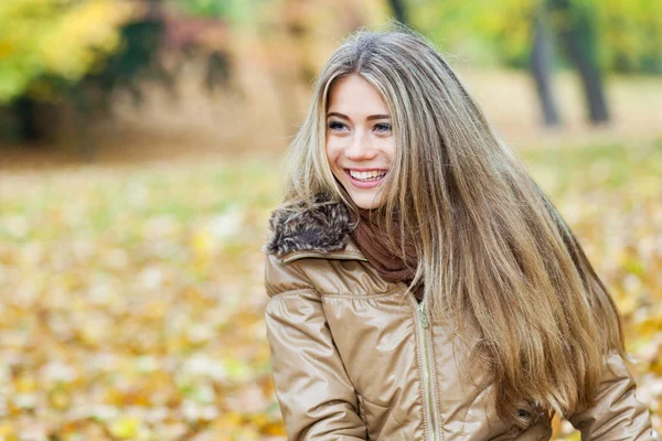 Nice girl sitting in a park — Stock Photo, Image
