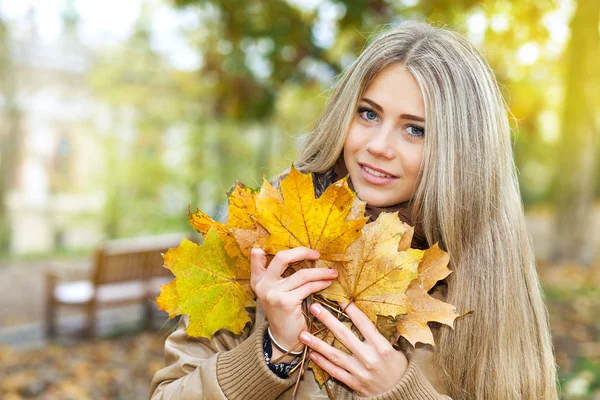 Beautiful woman in autumn — Stock Photo, Image