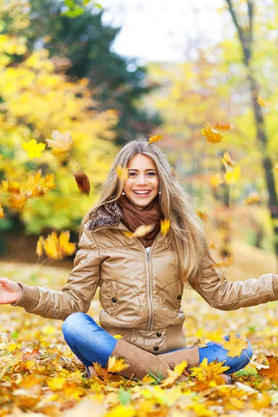 Femme gaie en automne — Photo