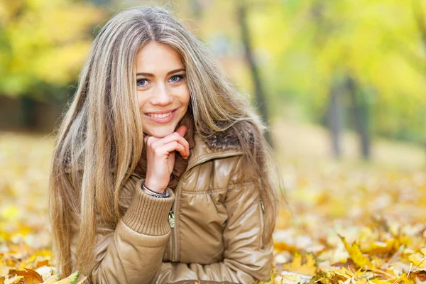 Jeune femme souriante en automne — Photo