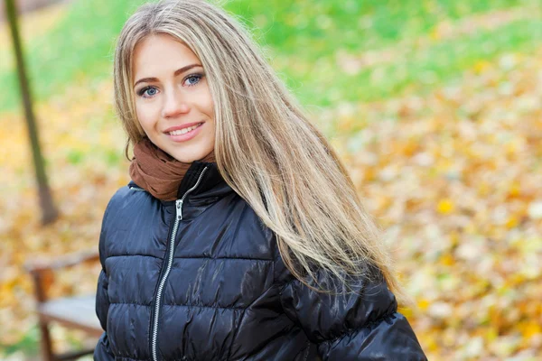 Jonge blonde vrouw in de herfst — Stockfoto