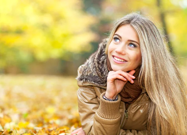 Junge Frau im Herbst — Stockfoto