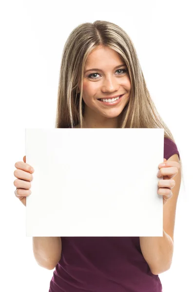 Красива жінка, що показує чистий білий папір — стокове фото