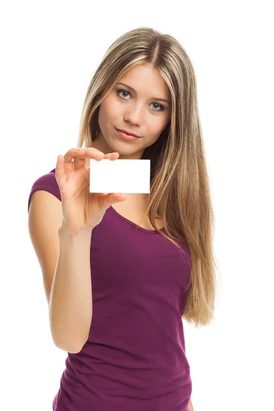 Mulher bonita mostrando cartão de visita em branco — Fotografia de Stock