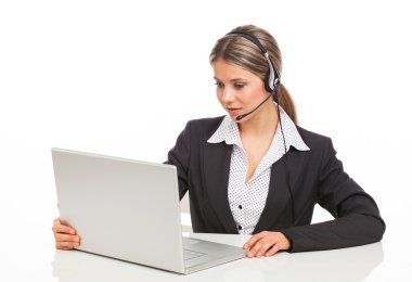 Destek telefonu operatörü ile laptop