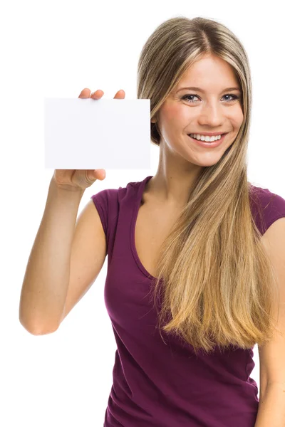 Νεαρή γυναίκα που δείχνει μια λευκή κάρτα — Φωτογραφία Αρχείου