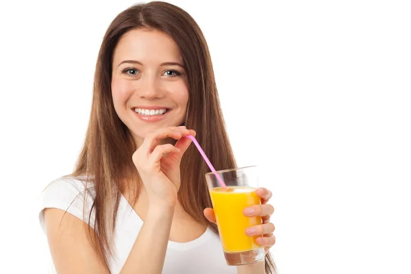 Bonito jovem mulher bebendo suco de laranja — Fotografia de Stock