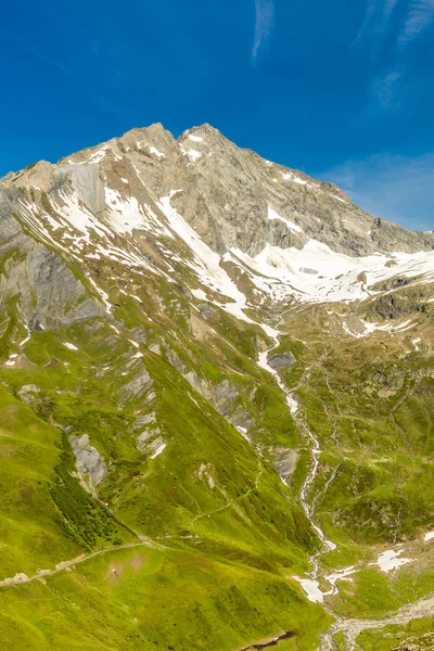 Ein Gipfel in den Alpen — Stockfoto