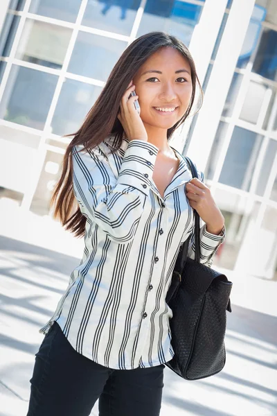 Genç ve güzel Asyalı bir kadın telefon — Stok fotoğraf