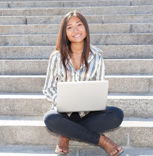 Fröhliche asiatische Mädchen arbeiten auf Laptop im Freien — Stockfoto