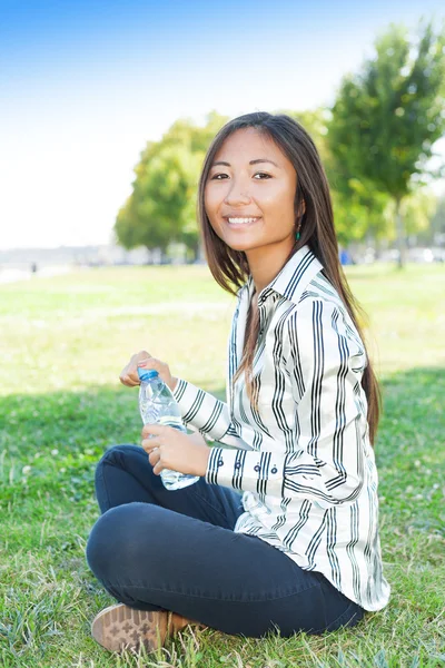 Asiatische Mädchen mit einer Flasche Wasser — Stockfoto