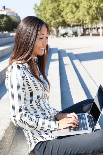 Beautiful young asian girl and laptop — Stock Photo, Image