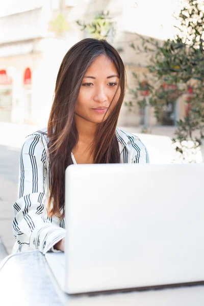 Pretty asian female and laptop — Stock Photo, Image
