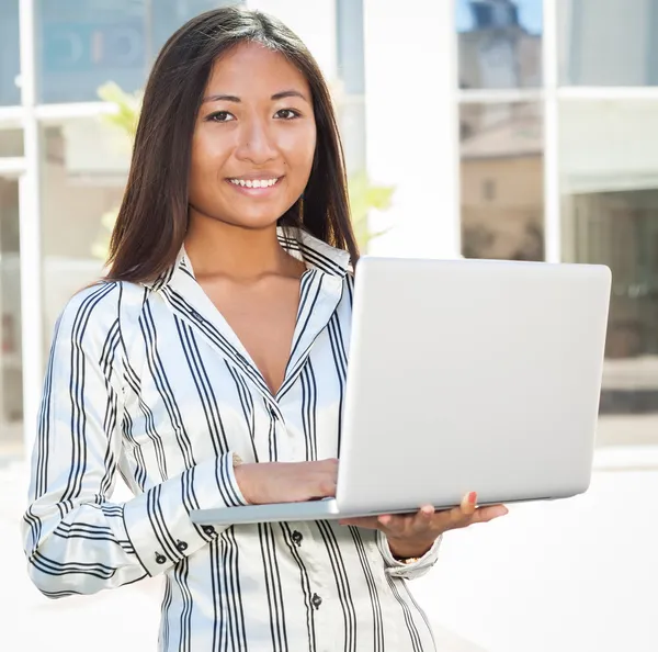 Bonita mujer asiática usando un portátil —  Fotos de Stock