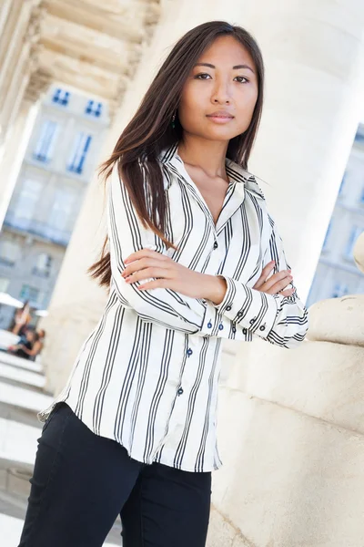 Beautiful asian woman standing and looking the camera — Stock Photo, Image